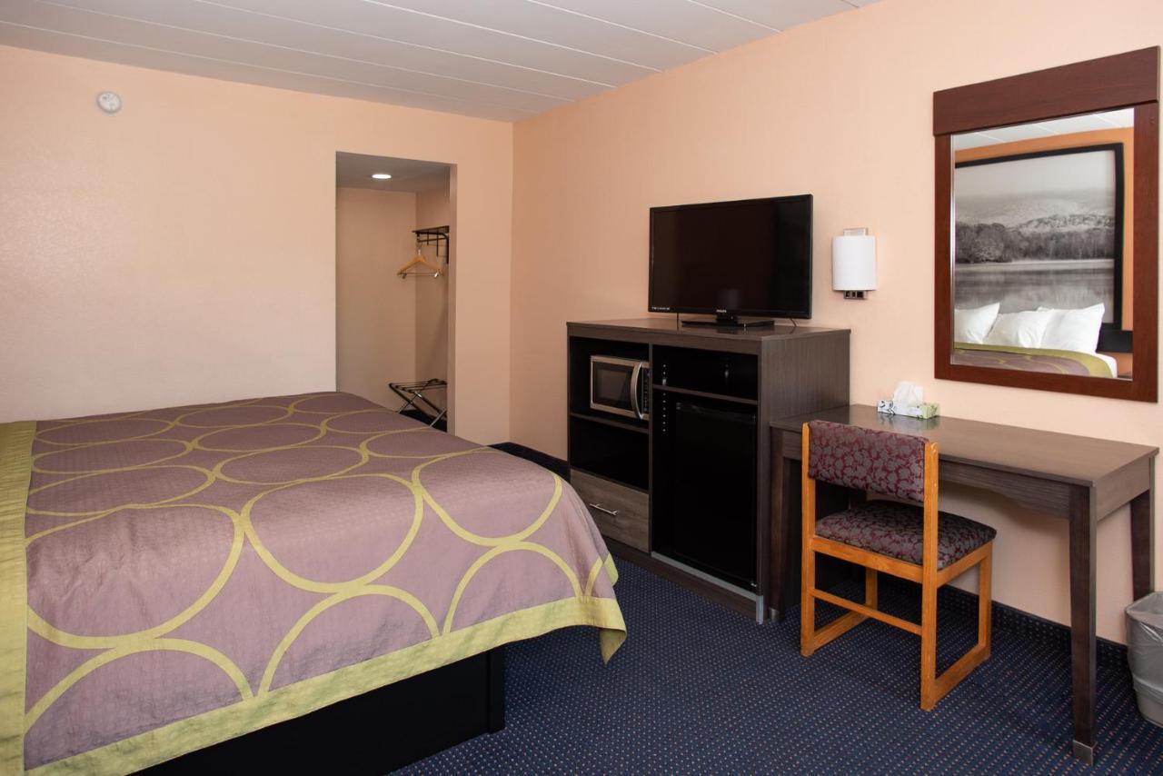 Super 8 By Wyndham Hotel 2*